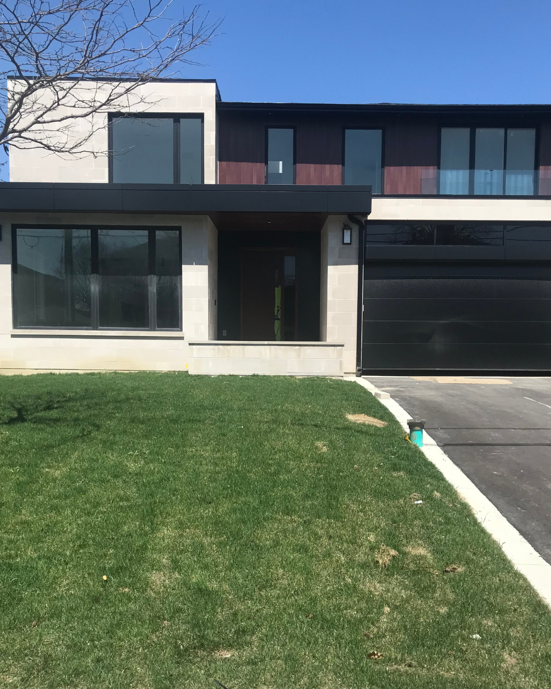 Casement windows Toronto — modern vinyl window installations for homes across the GTA, combining energy efficiency, style, and durability.