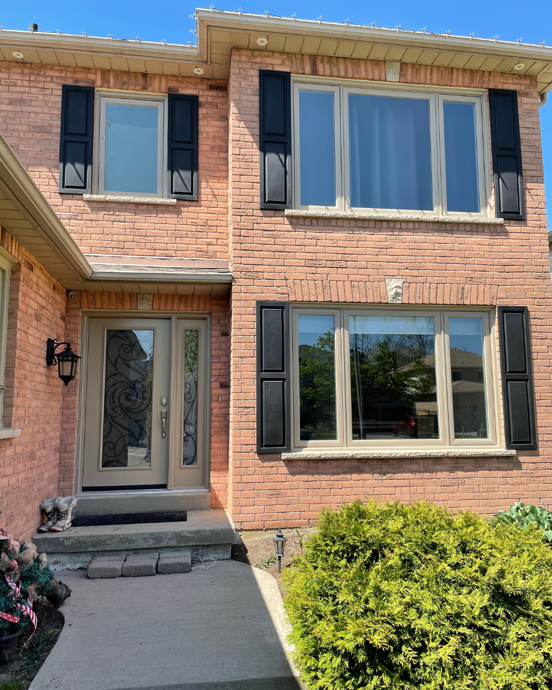 Casement windows Toronto — modern vinyl window installations for homes across the GTA, combining energy efficiency, style, and durability.