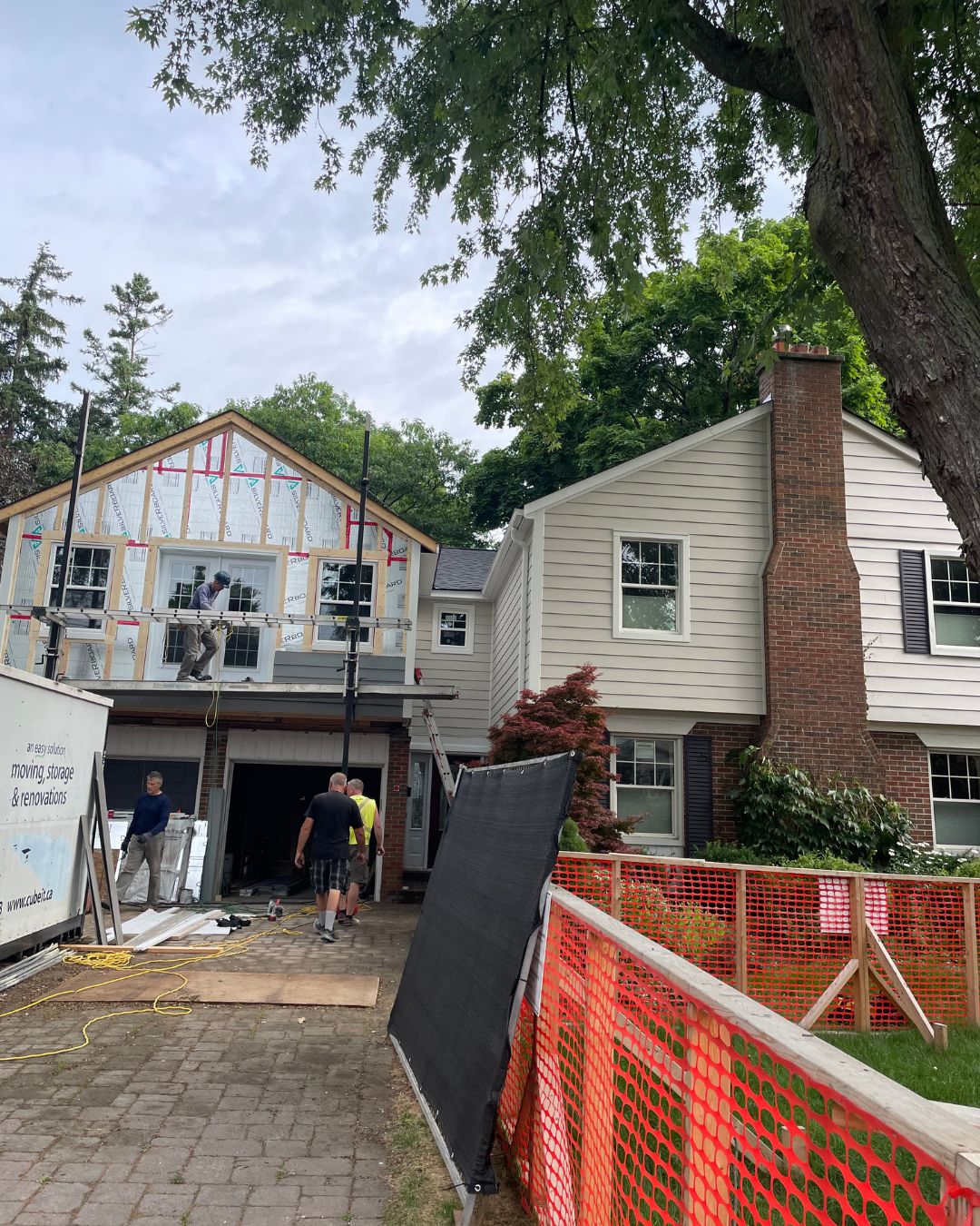 Modern Hung Windows in Toronto home – energy-efficient vinyl design with easy tilt cleaning and smooth operation.