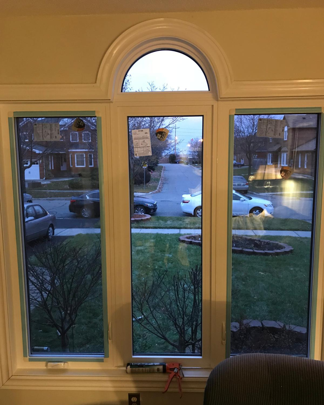 Living room three-part unit with center arched window